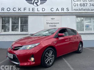Toyota Auris Hatchback, Petrol Hybrid, 2015, Red