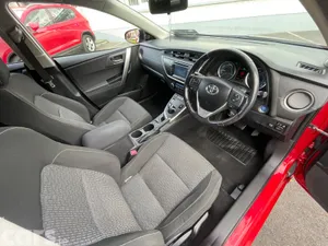 Toyota Auris Hatchback, Petrol Hybrid, 2015, Red
