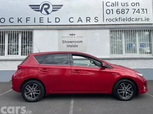 Toyota Auris Hatchback, Petrol Hybrid, 2015, Red