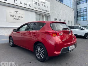 Toyota Auris Hatchback, Petrol Hybrid, 2015, Red