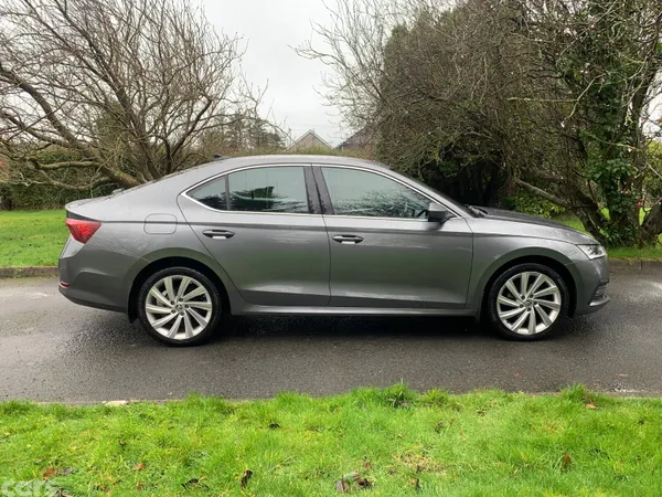 Skoda Octavia Saloon, Diesel, 2022, Grey