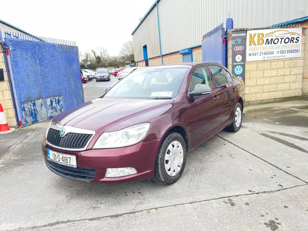 Skoda Octavia Saloon, Petrol, 2013, Red