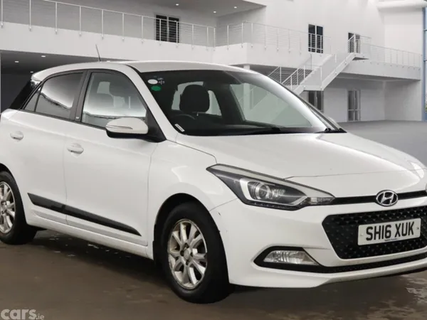 Hyundai i20 Hatchback, Petrol, 2016, White