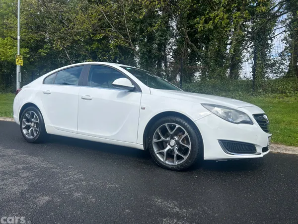 Opel Insignia Hatchback, Diesel, 2015, White
