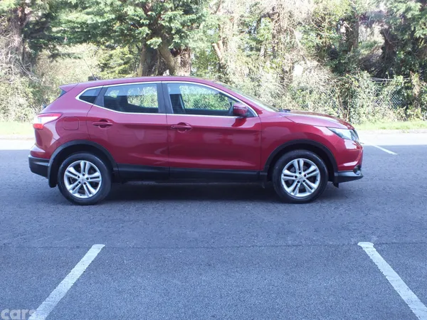 Nissan Qashqai Hatchback, Diesel, 2015, Red