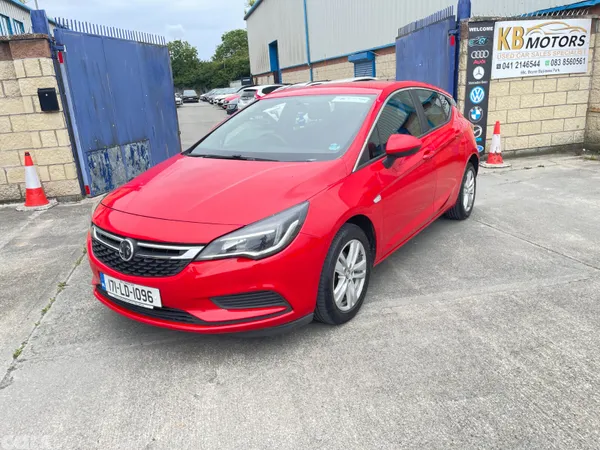 Vauxhall Astra Hatchback, Diesel, 2017, Red
