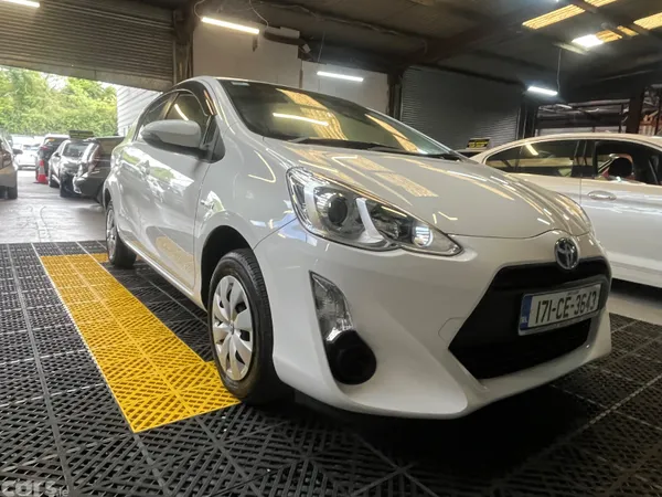 Toyota Aqua Hatchback, Petrol Hybrid, 2017, White