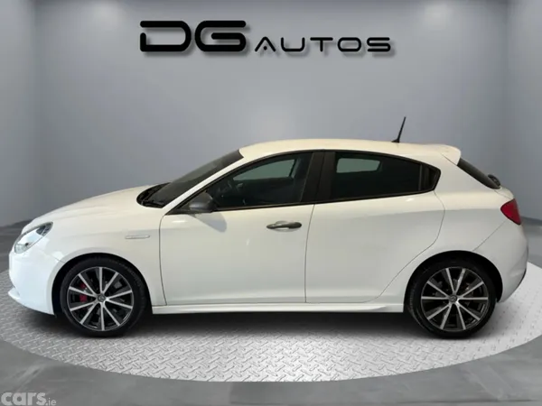 Alfa Romeo Giulietta Hatchback, Petrol, 2017, White