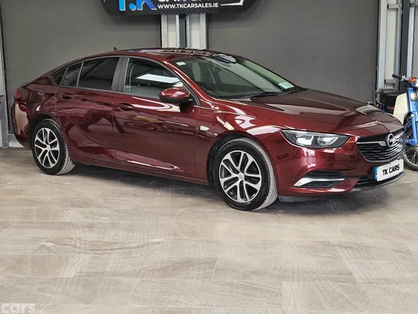 Opel Insignia Hatchback, Diesel, 2019, Red