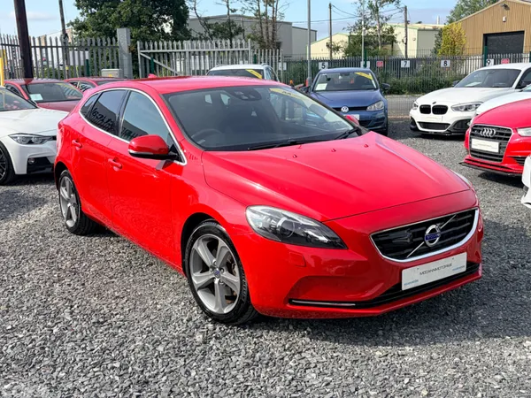 Volvo V40 Hatchback, Petrol, 2015, Red