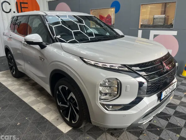 Mitsubishi Outlander SUV, Petrol Plug-in Hybrid, 2024, White