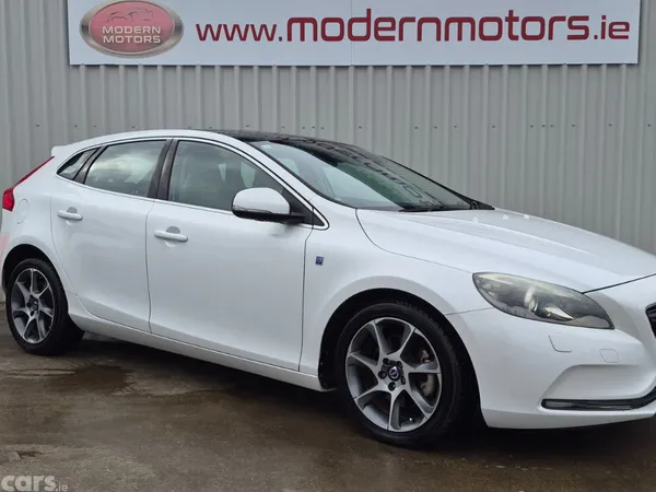 Volvo V40 Hatchback, Petrol, 2015, White