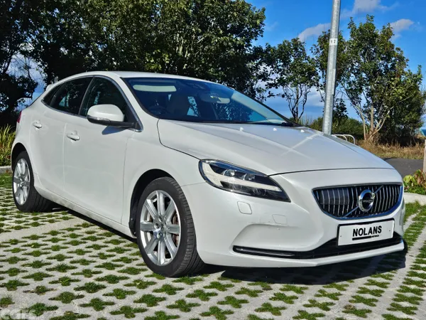 Volvo V40 Hatchback, Diesel, 2017, White