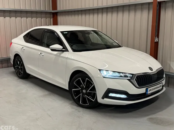 Skoda Octavia Saloon, Diesel, 2021, White
