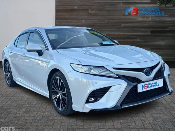 Toyota Camry Saloon, Petrol Hybrid, 2019, White