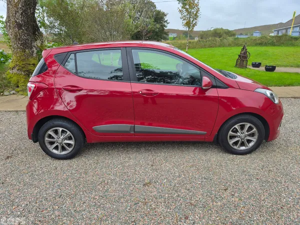 Hyundai i10 Hatchback, Petrol, 2015, Red