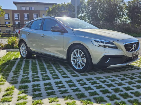 Volvo V40 Hatchback, Diesel, 2017, Gold