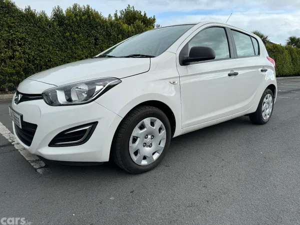 Hyundai i20 Hatchback, Petrol, 2014, White