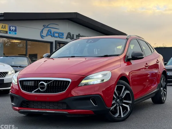 Volvo V40 Hatchback, Petrol, 2019, Red