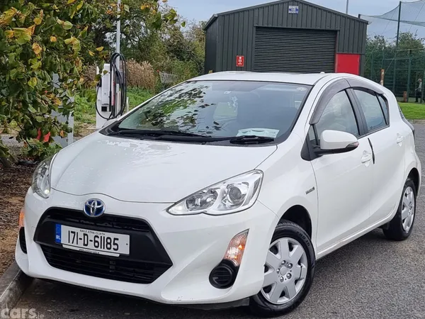 Toyota Aqua Hatchback, Petrol Hybrid, 2017, White