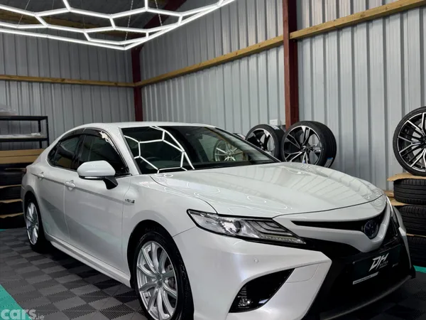 Toyota Camry Saloon, Petrol Hybrid, 2019, White