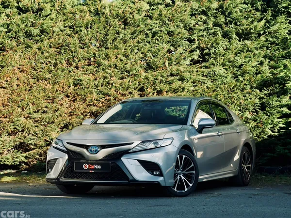 Toyota Camry Saloon, Petrol Hybrid, 2019, Silver