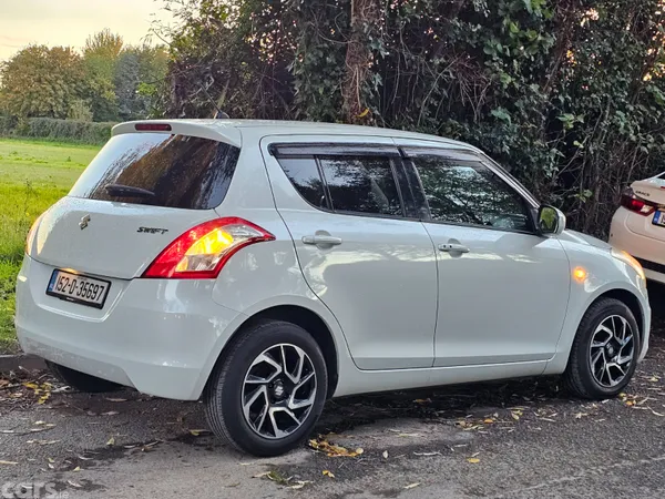 Suzuki Swift Hatchback, Petrol, 2015, White