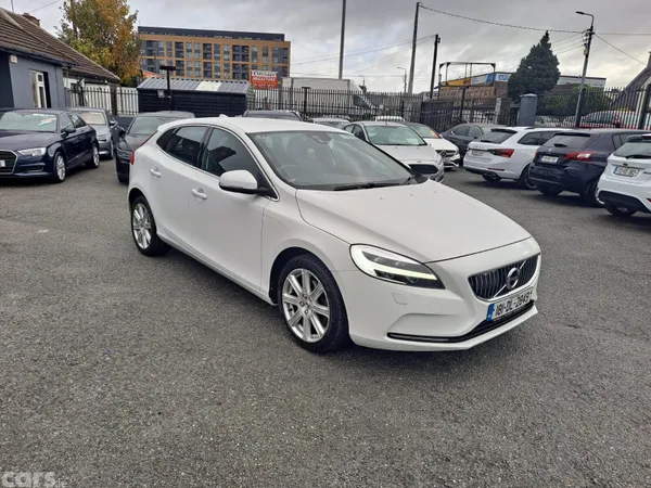 Volvo V40 Hatchback, Petrol, 2018, White