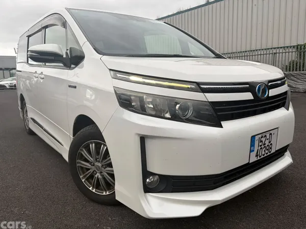 Toyota Voxy MPV, Petrol Hybrid, 2015, White