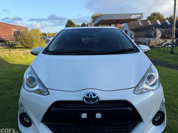 Toyota Aqua Hatchback, Petrol Hybrid, 2015, White