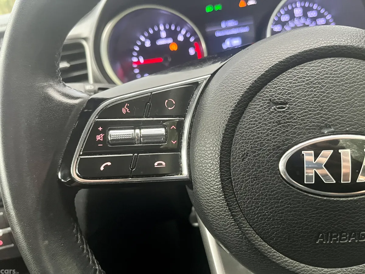 Kia Ceed Hatchback, Diesel, 2019, Red