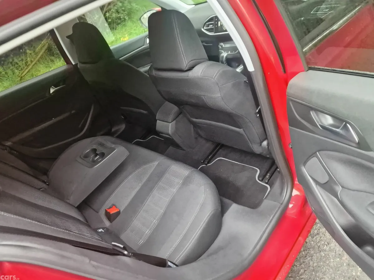 Peugeot 308 Hatchback, Petrol, 2015, Red
