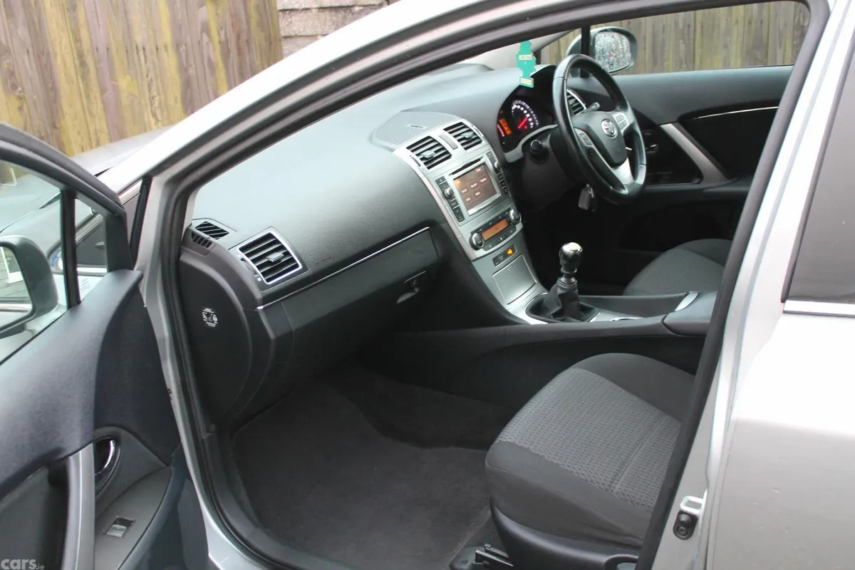 Toyota Avensis Saloon, Diesel, 2014, Grey