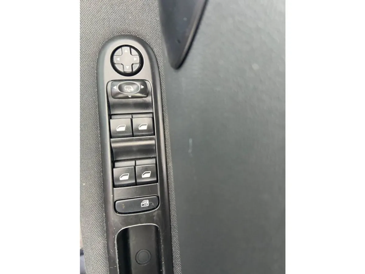 Peugeot 5008 MPV, Diesel, 2016, Black