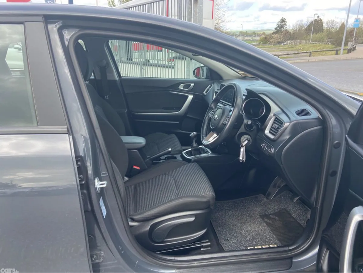 Kia Ceed Hatchback, Petrol, 2020, Grey