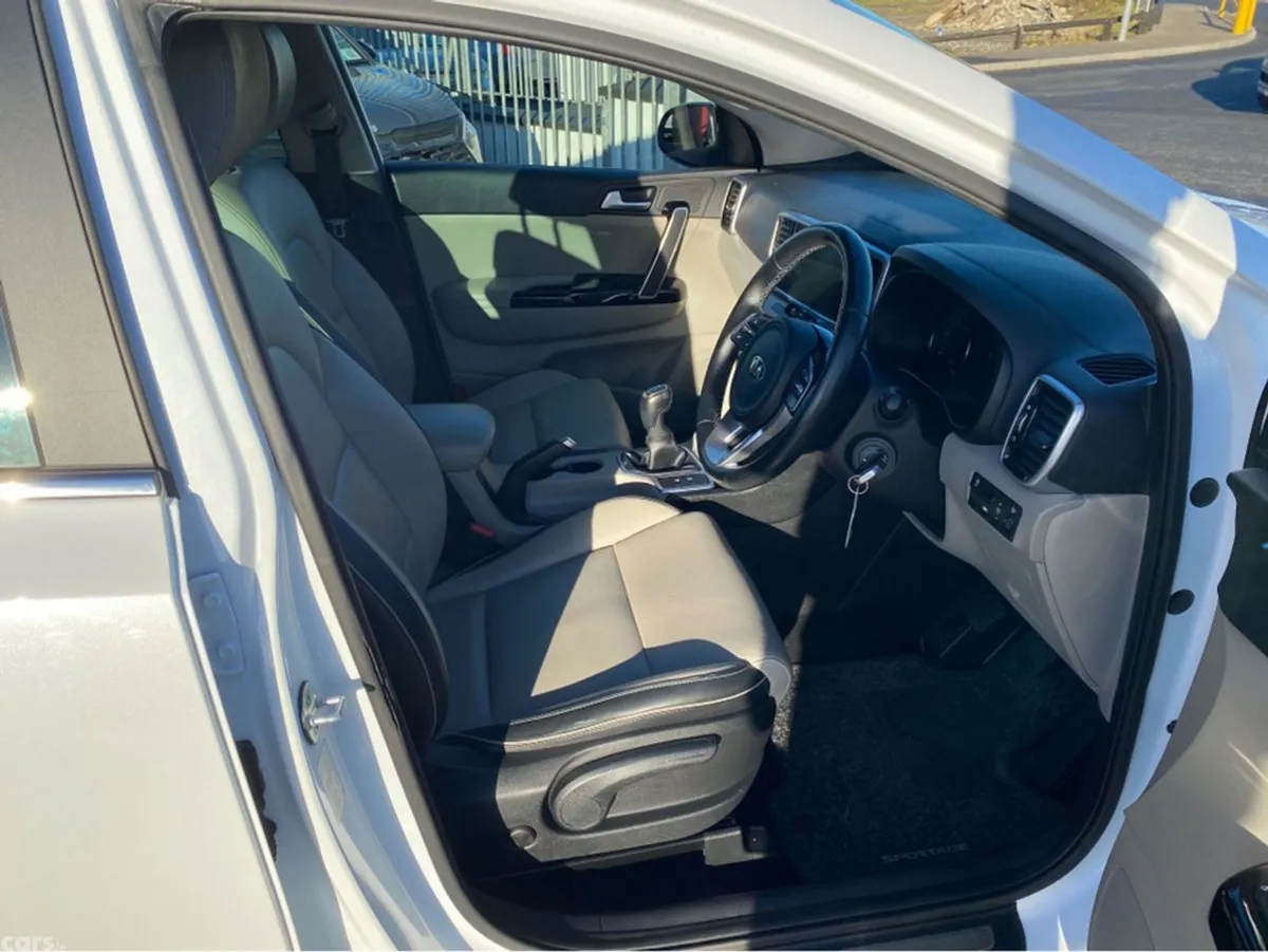 Kia Sportage MPV, Diesel Hybrid, 2021, White