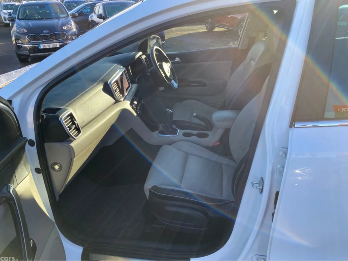 Kia Sportage MPV, Diesel Hybrid, 2021, White