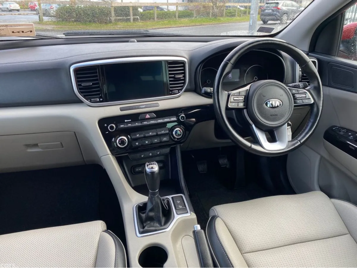Kia Sportage MPV, Diesel, 2021, Red