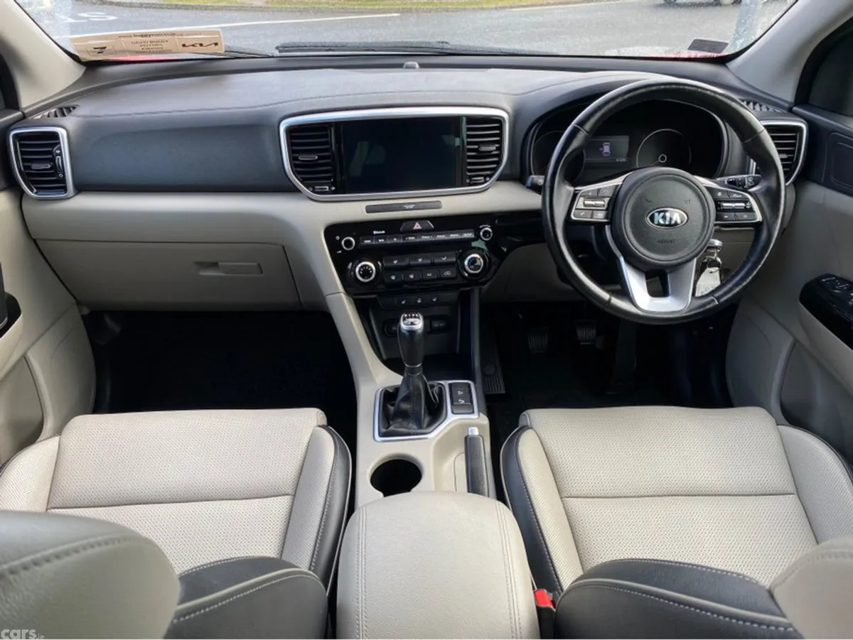 Kia Sportage MPV, Diesel, 2021, Red