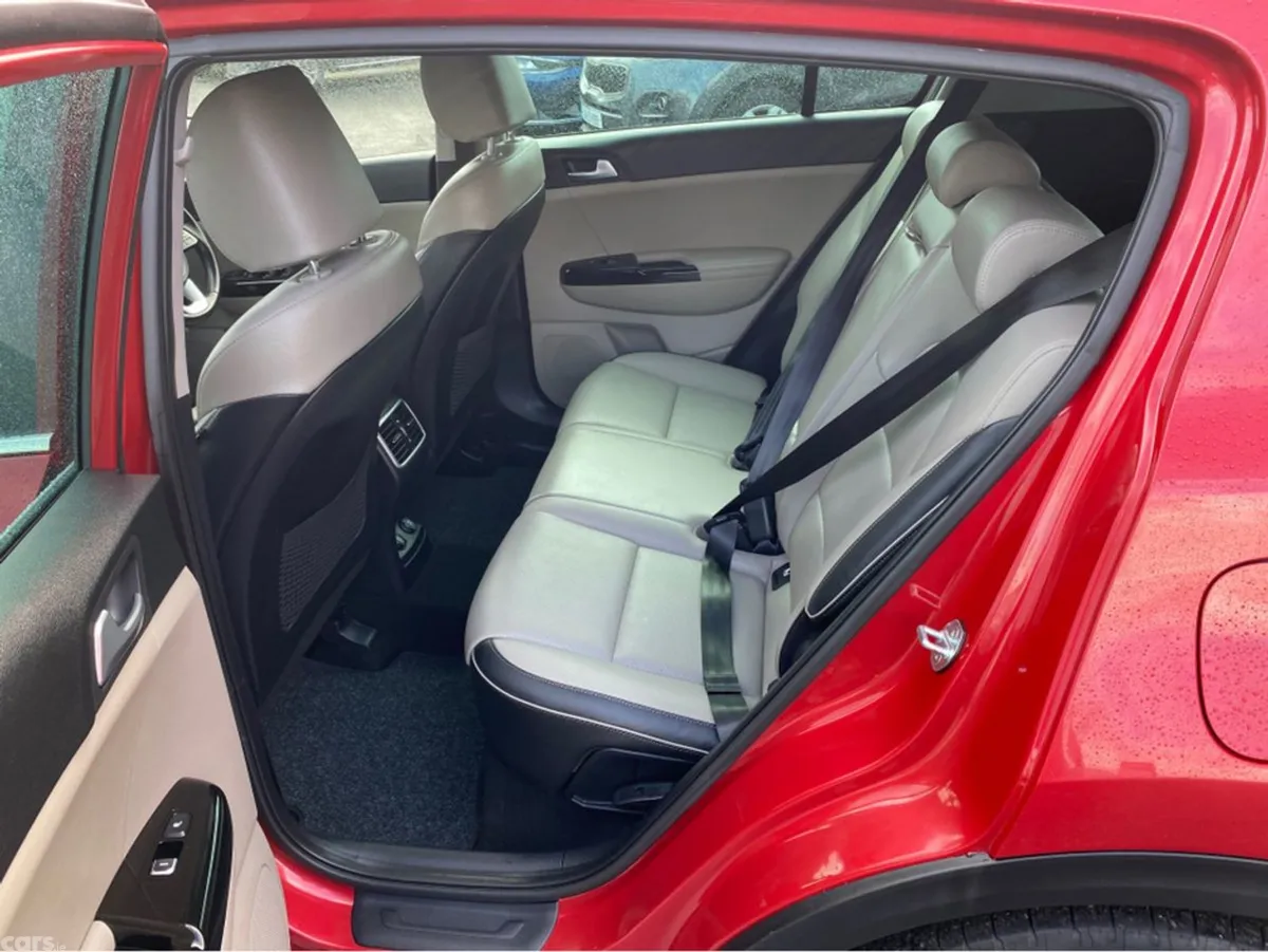 Kia Sportage MPV, Diesel, 2021, Red