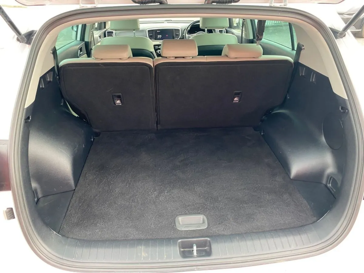Kia Sportage MPV, Diesel, 2021, White