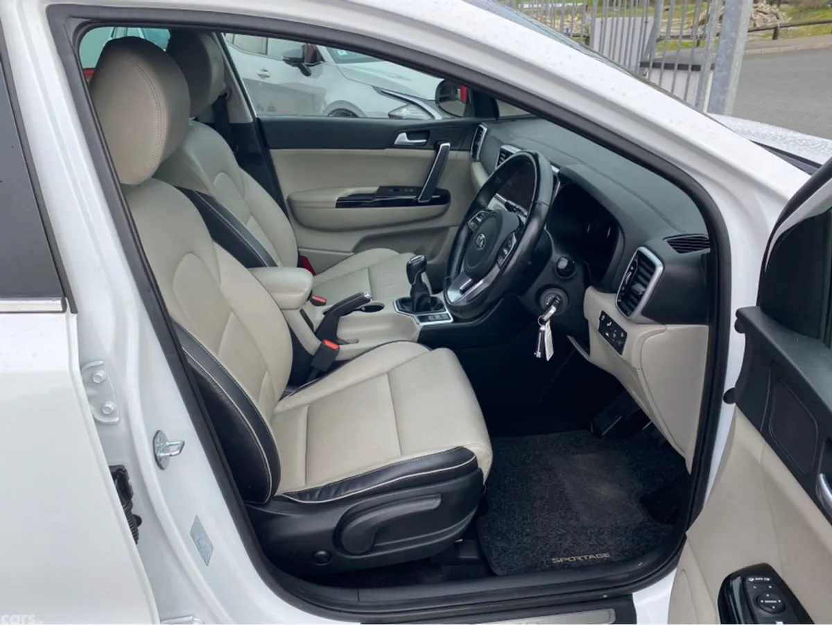 Kia Sportage MPV, Diesel, 2021, White