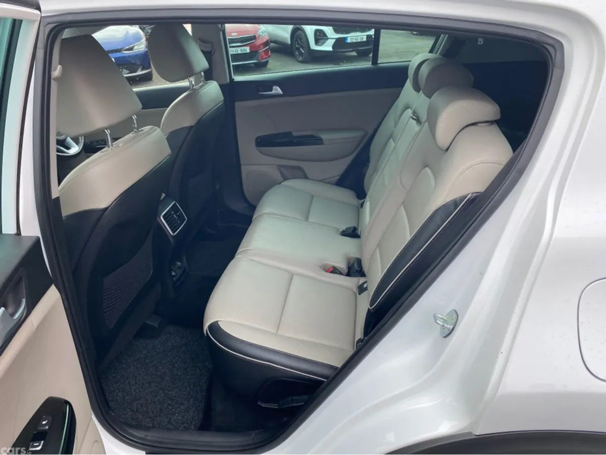 Kia Sportage MPV, Diesel, 2021, White