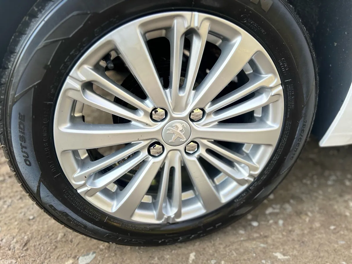 Peugeot 208 Hatchback, Diesel, 2017, White