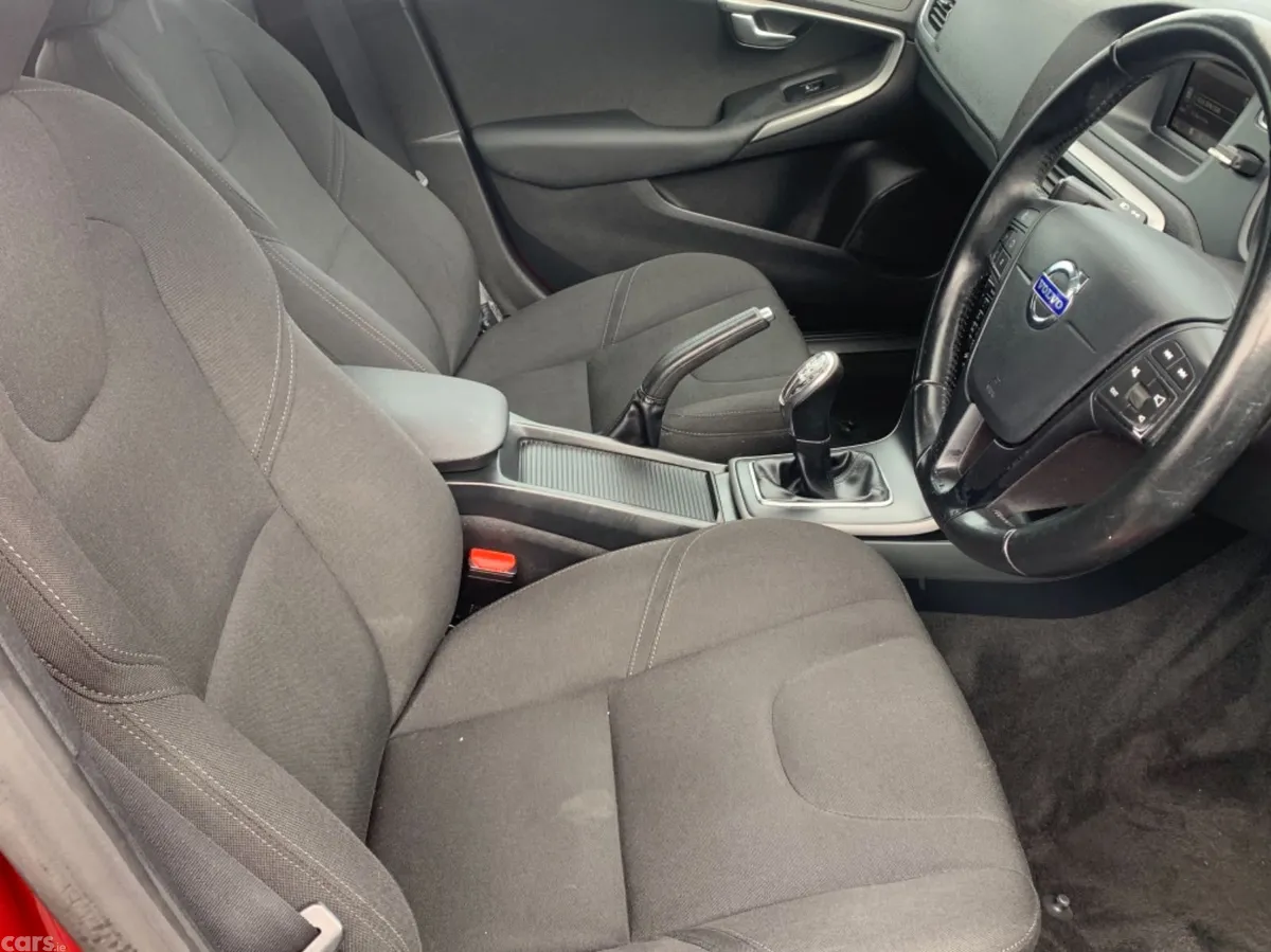 Volvo V40 Hatchback, Diesel, 2014, Red