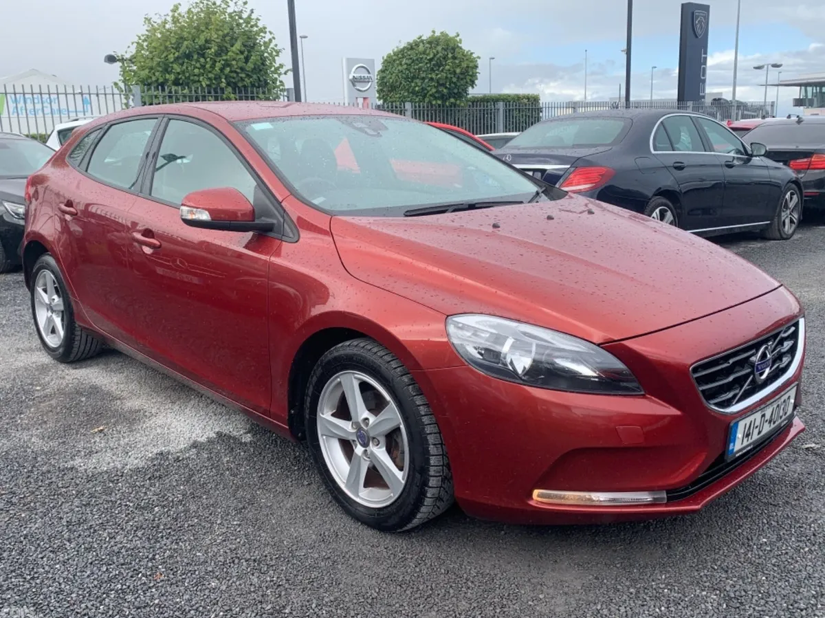 Volvo V40 Hatchback, Diesel, 2014, Red
