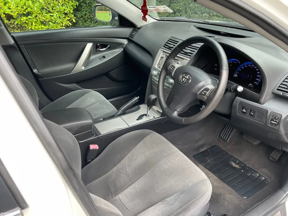 Toyota Camry Saloon, Petrol Hybrid, 2010, White