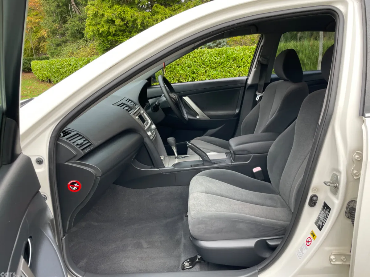 Toyota Camry Saloon, Petrol Hybrid, 2010, White