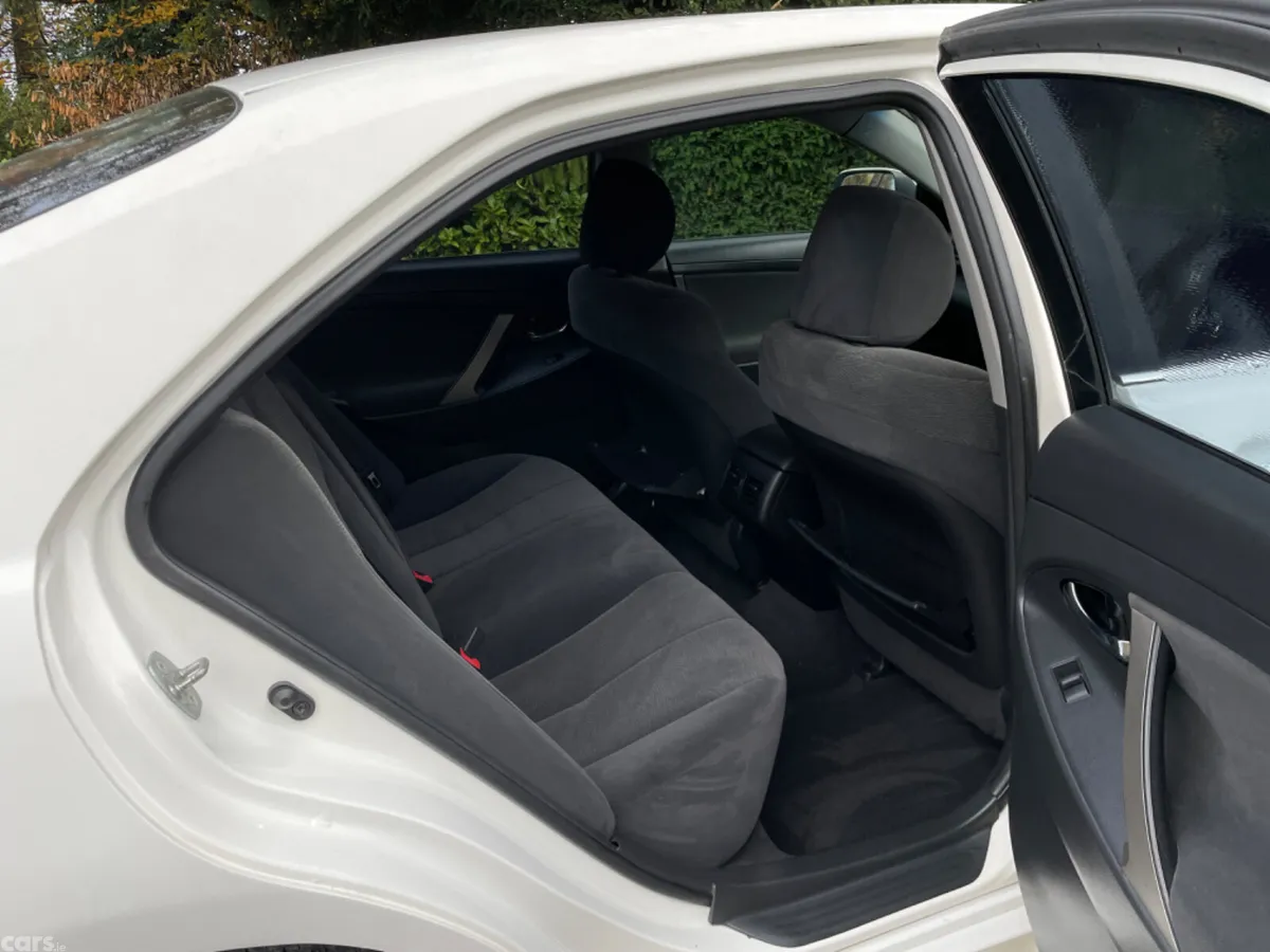 Toyota Camry Saloon, Petrol Hybrid, 2010, White