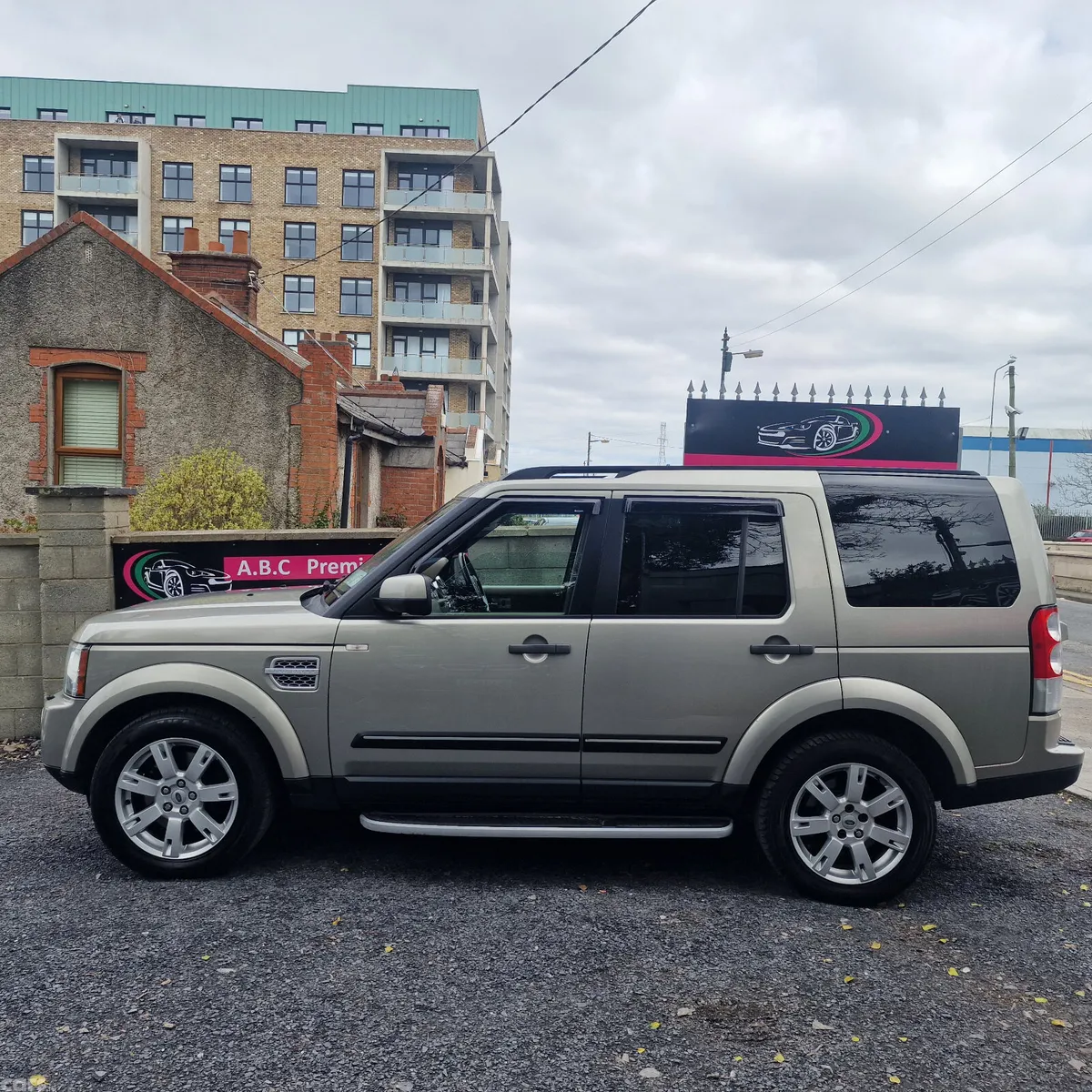 Land Rover Discovery SUV, Diesel, 2012, Gold